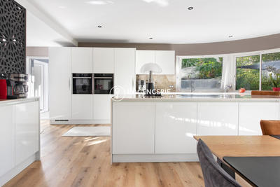 Maison - 242 m² - 6 pièces