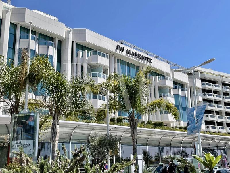 Villa - 1 100 m² - 18 pièces