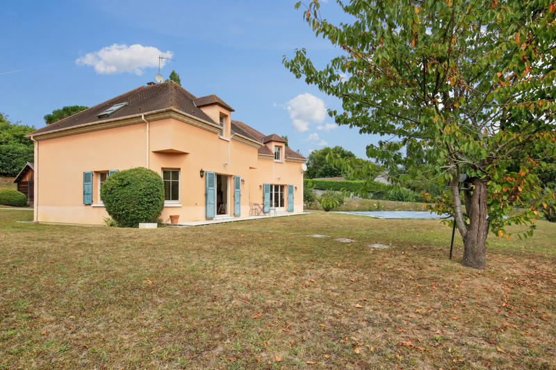 Maison - 240 m² - 8 pièces
