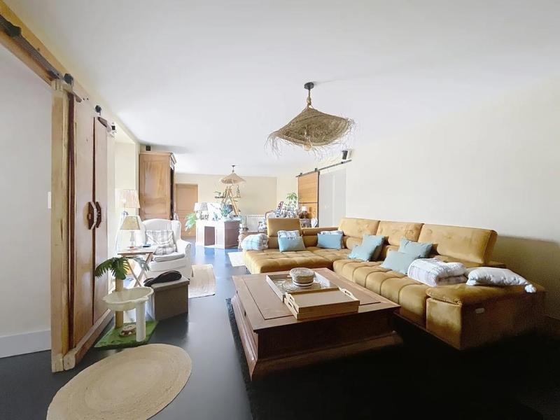 Maison - 310 m² - 11 pièces