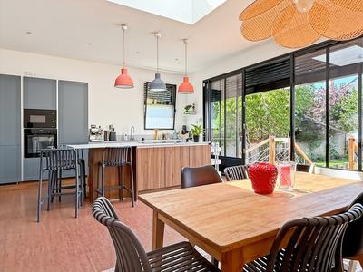 Maison bourgeoise - 200 m² - 8 pièces