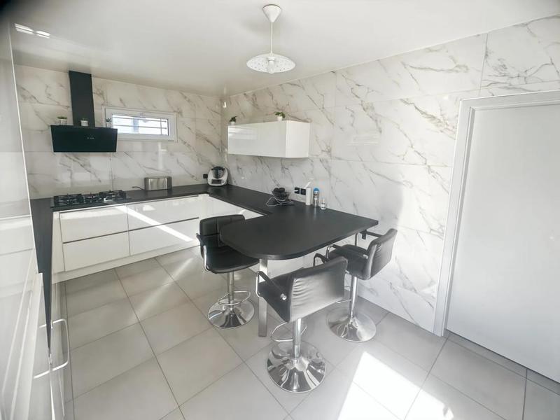 Maison - 210 m² - 7 pièces