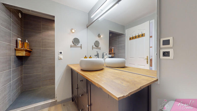 Maison - 242 m² - 9 pièces