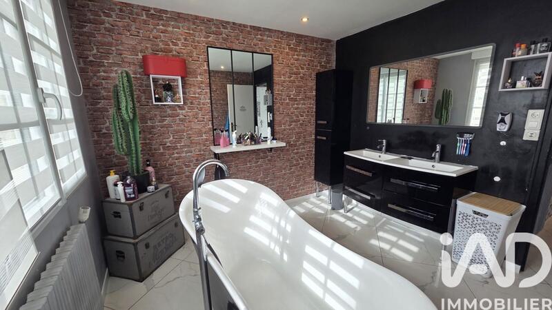 Maison - 237 m² - 8 pièces