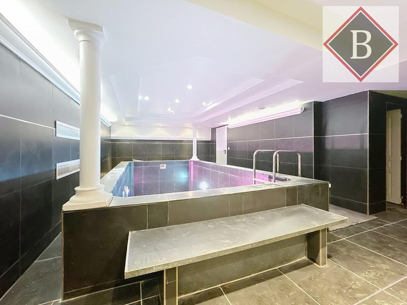 Maison - 250 m² - 6 pièces