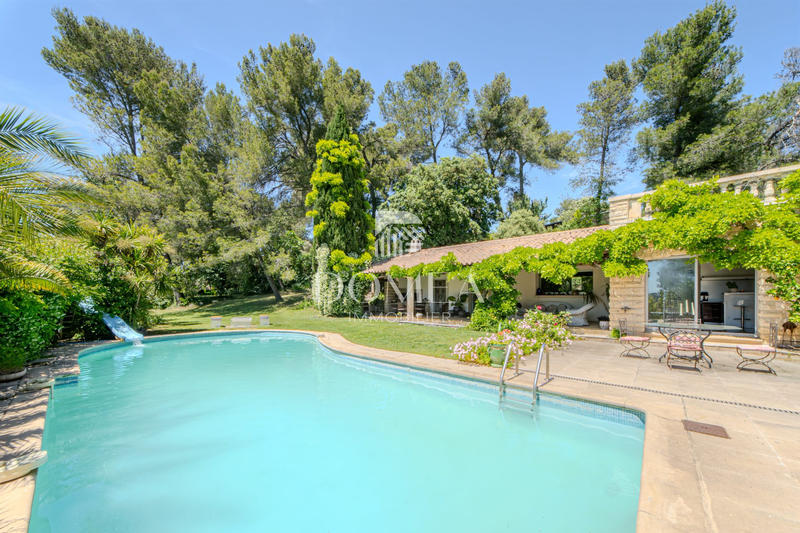 Maison - 463 m² - 15 pièces