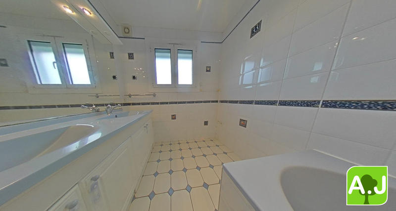 Maison traditionnelle - 125 m² - 6 pièces