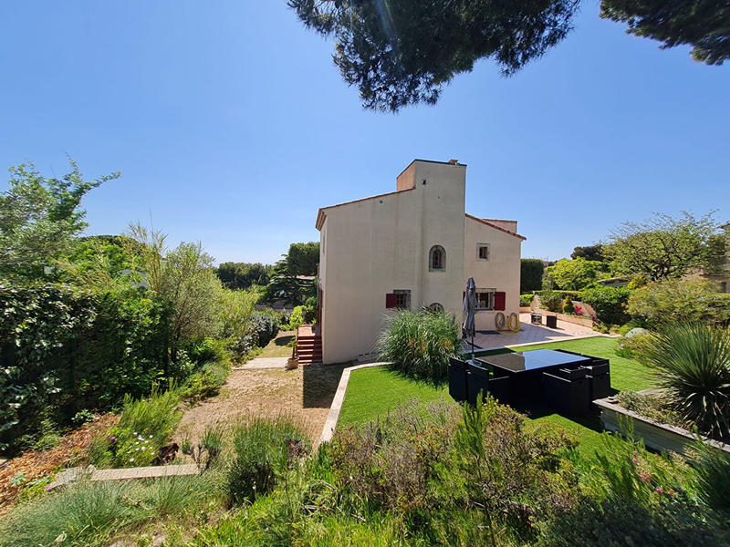 Maison - 240 m² - 8 pièces