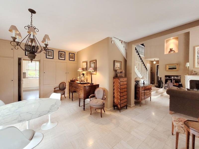 Maison - 275 m² - 12 pièces