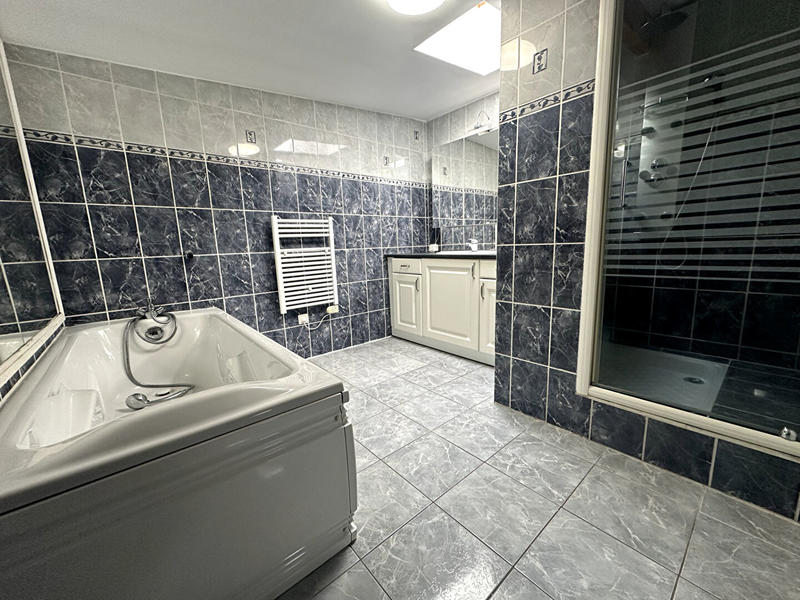 Local d'activité / Entrepôt - 207 m² - 4 pièces