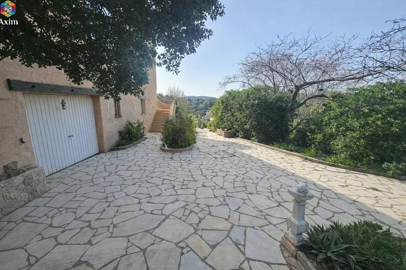 Villa - 218 m² - 8 pièces