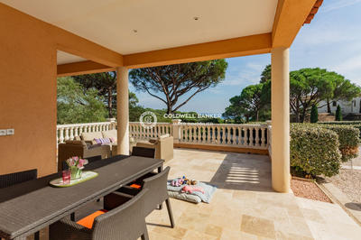 Maison - 250 m² - 6 pièces