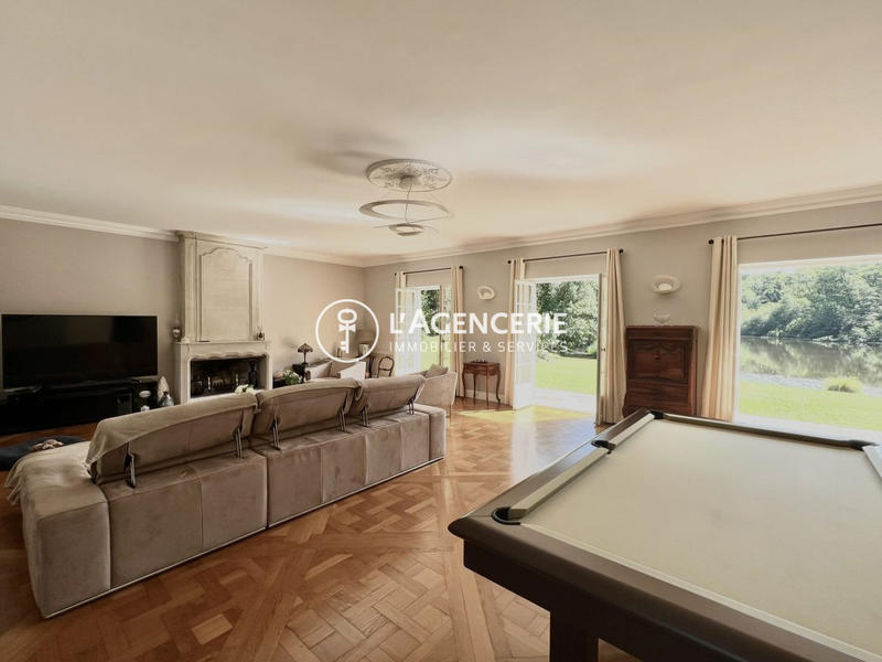 Maison - 411 m² - 10 pièces