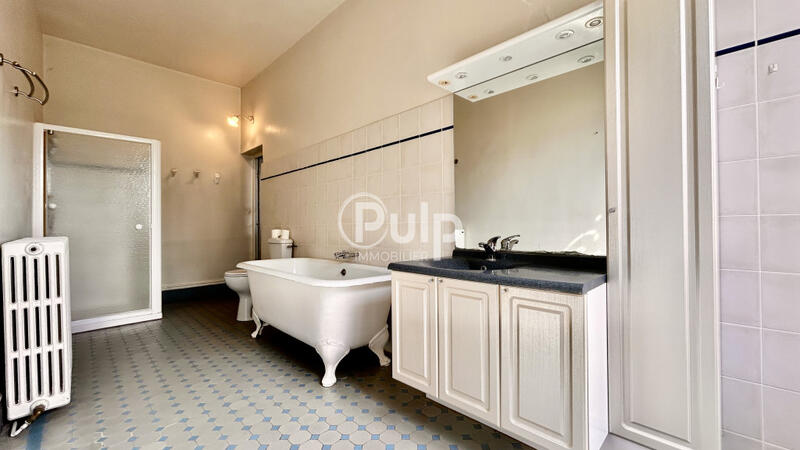 Maison - 300 m² - 12 pièces