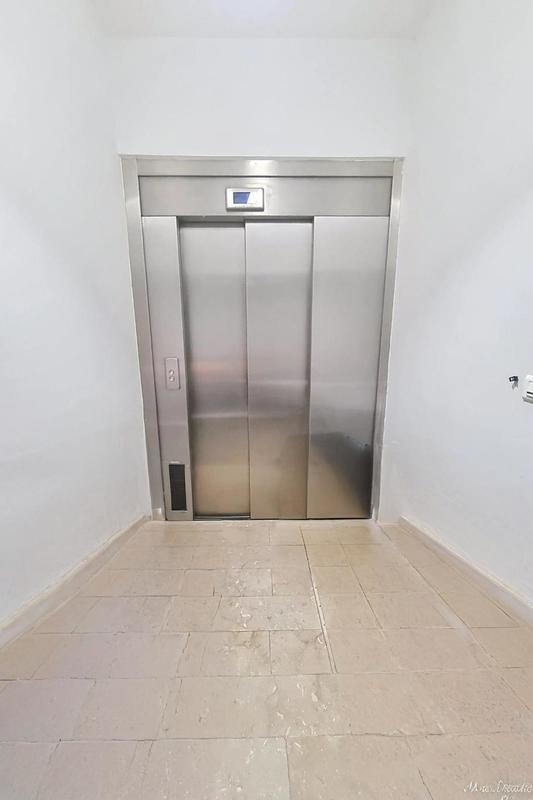 Local d'activité / Entrepôt - 243 m² - 4 pièces