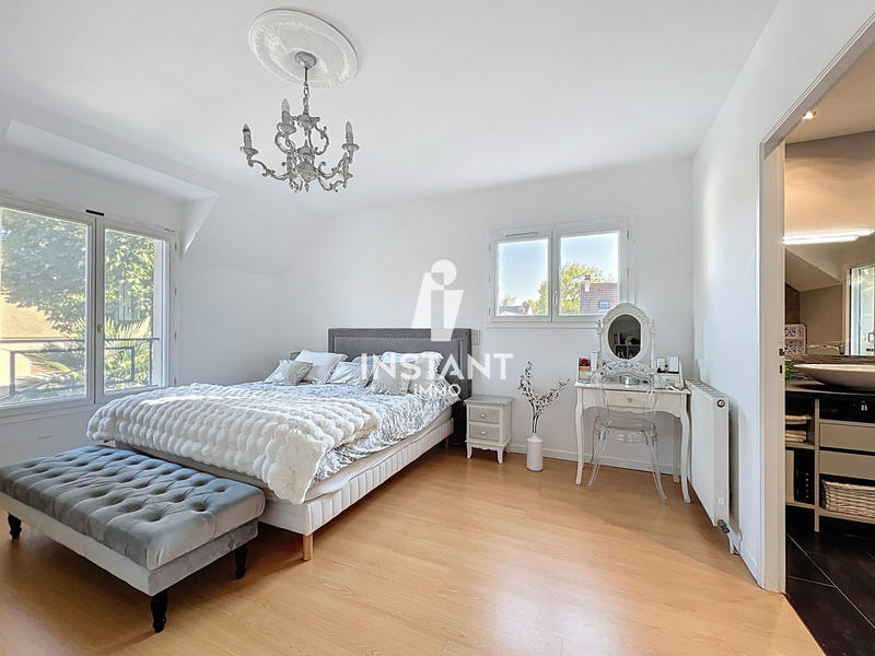 Villa - 238 m² - 9 pièces