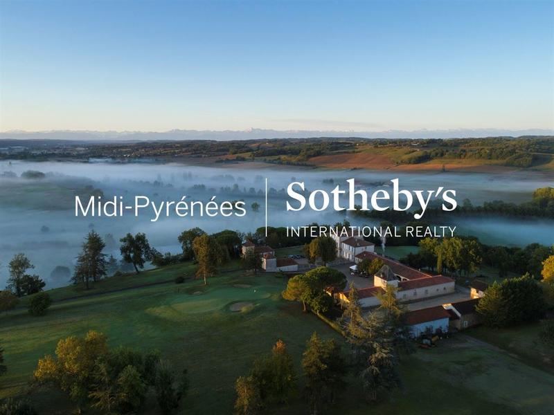 Maison - 1 200 m² - 12 pièces