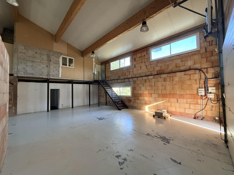 Local d'activités - 240 m²