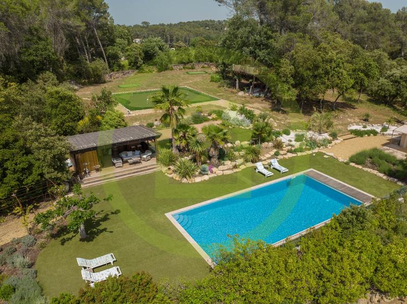 Villa - 300 m² - 6 pièces