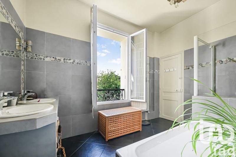 Maison - 232 m² - 8 pièces