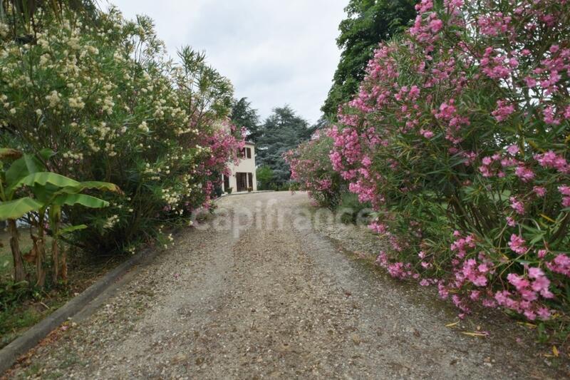 Maison - 235 m² - 8 pièces