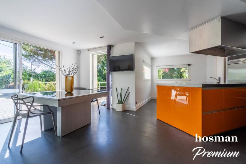 Maison - 595 m² - 8 pièces