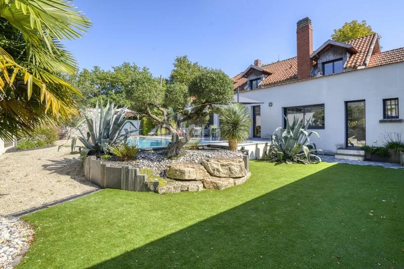 Maison - 267 m² - 9 pièces