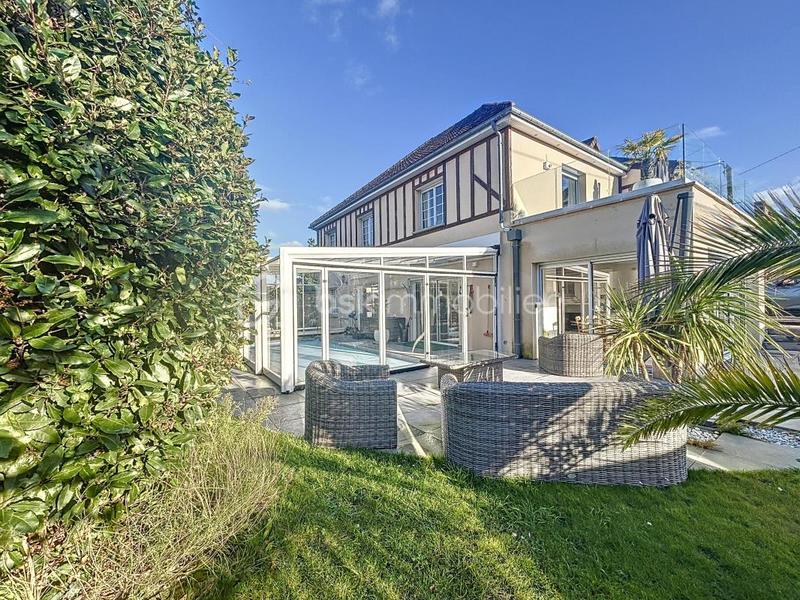 Demeure - 227 m² - 7 pièces