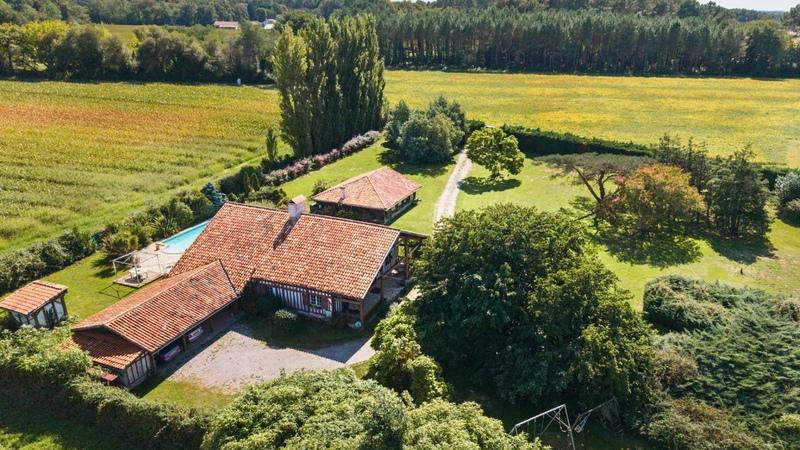 Propriété - 265 m² - 6 pièces