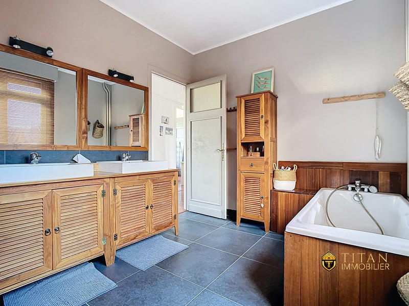 Maison - 333 m² - 10 pièces