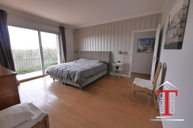 Maison traditionnelle - 230 m² - 9 pièces