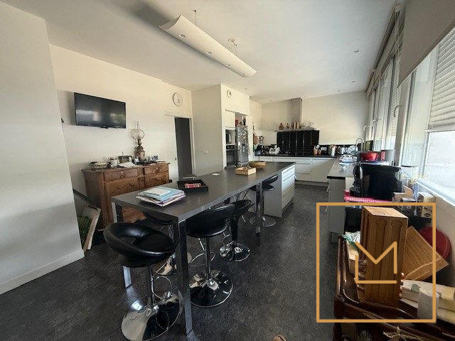 Maison traditionnelle - 270 m² - 8 pièces