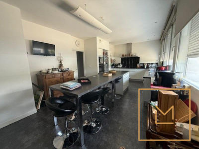 Maison traditionnelle - 270 m² - 8 pièces