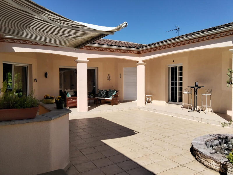 Maison - 185 m² - 9 pièces