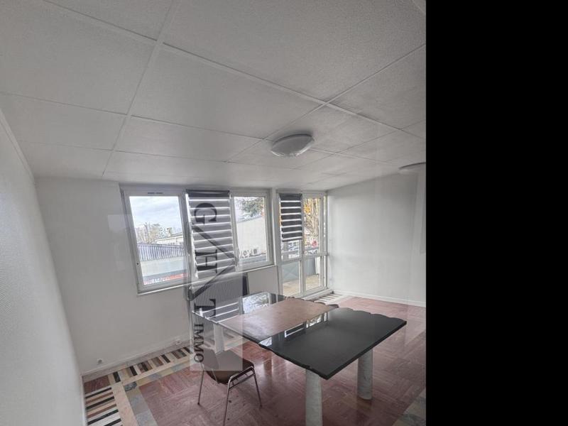 Entrepôt - 1 350 m²