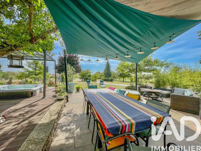 Maison - 280 m² - 8 pièces