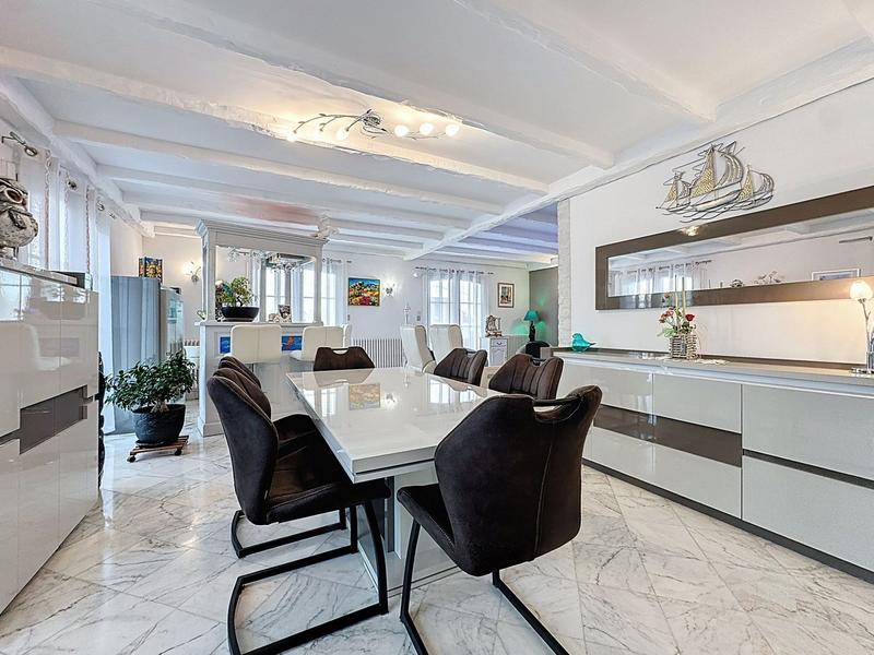 Maison - 230 m² - 9 pièces