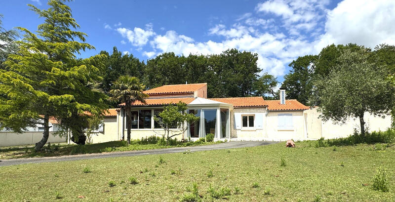 Maison traditionnelle - 240 m² - 8 pièces