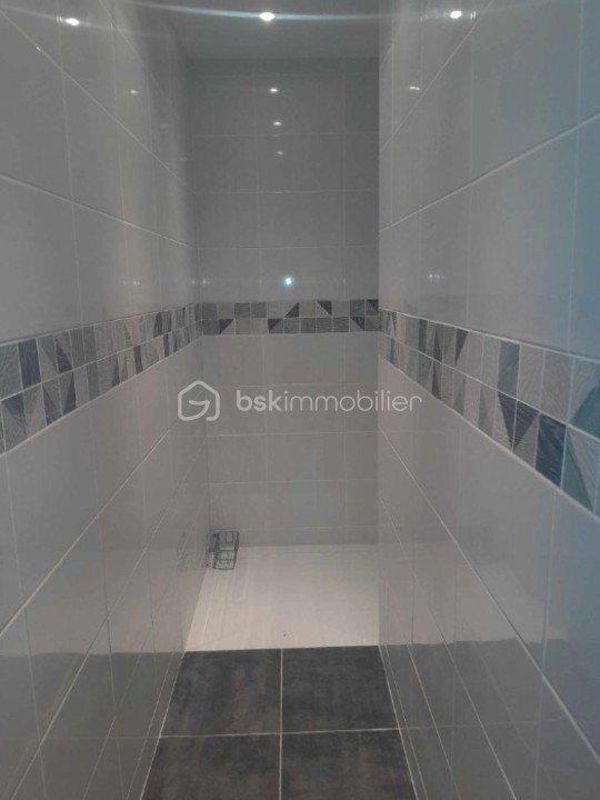 Maison - 650 m² - 6 pièces