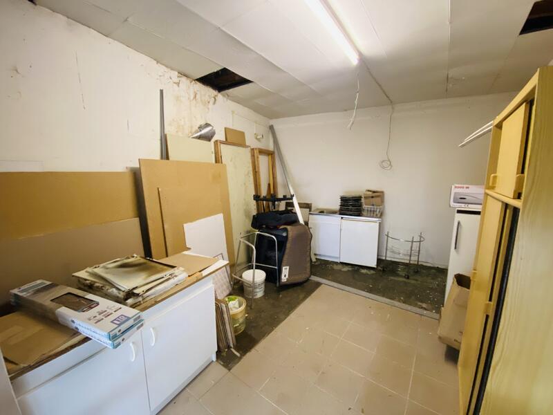 Local commercial - 80 m² - 4 pièces