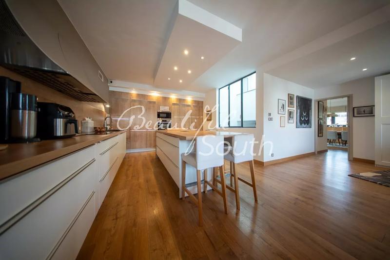 Villa - 302 m² - 10 pièces