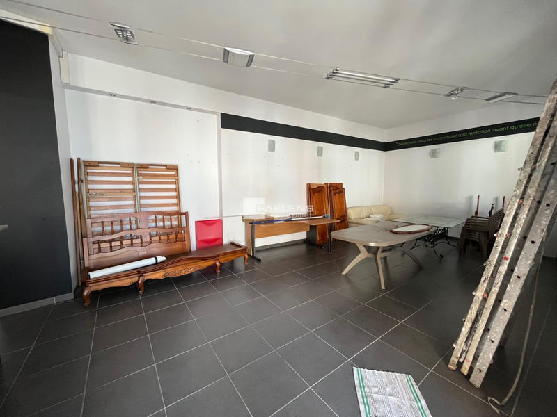 Local commercial - 303 m² - 1 pièce