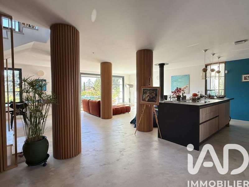 Maison - 210 m² - 6 pièces