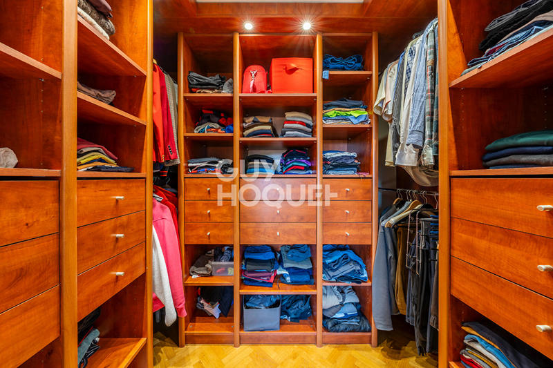 Maison - 238 m² - 8 pièces