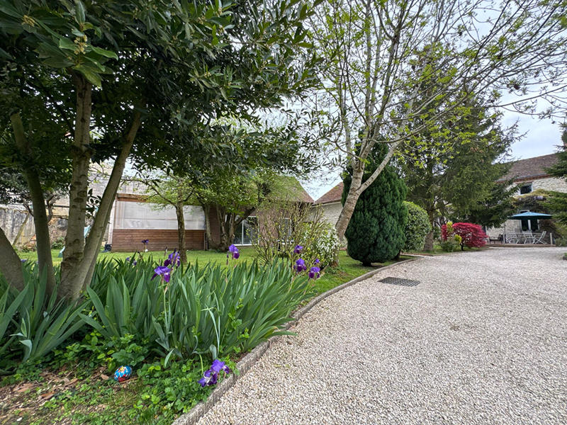 Maison - 240 m² - 8 pièces