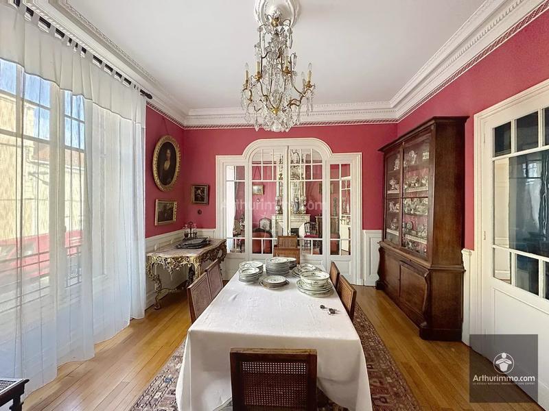 Maison - 220 m² - 9 pièces