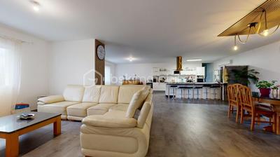 Maison traditionnelle - 213 m² - 8 pièces