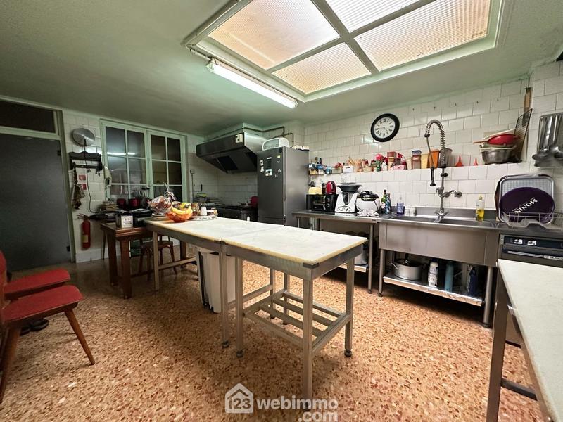 Maison - 305 m² - 12 pièces