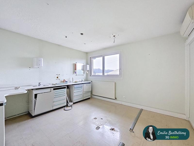 Local commercial - 174 m² - 12 pièces