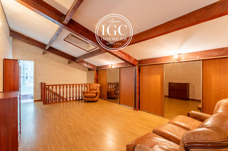 Maison - 240 m² - 6 pièces